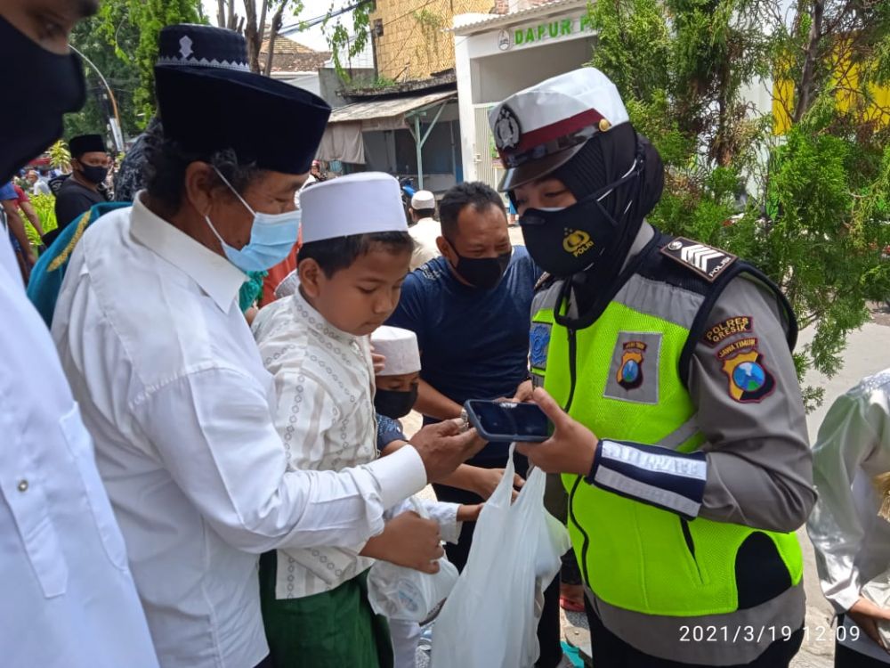 Satlantas Polres Gresik saat membagikan nasi bungkus di hari Jum'at berbagi
