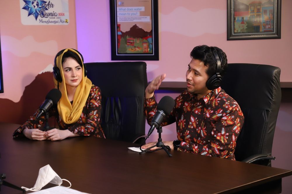 Wagub Emil Dardak bersama istri Arumi Bachsin saat peringatan hari air sedunia