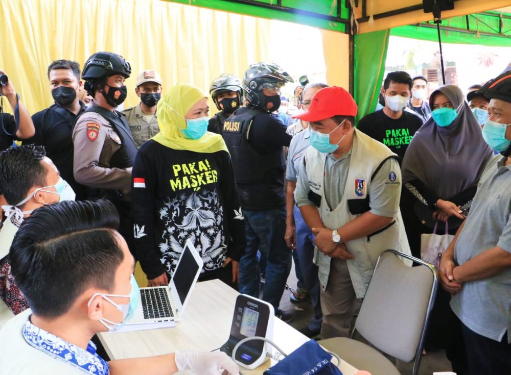Gubernur Jatim Khofifah Indar Parawansa saat tinjau Vaksin Covid-19 pedagang pasar di Tuban