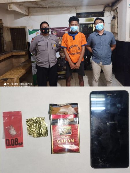 Tersangka DDS diamankan Satnarkoba Polres Gresik beserta barang bukti