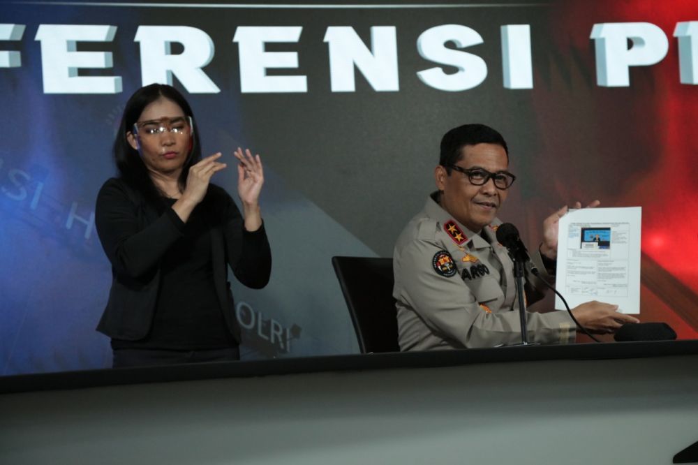 Kadiv Humas Polri Irjen Pol Argo Yuwono tunjukkan surat ijin sepakbola yang dimaksudkan