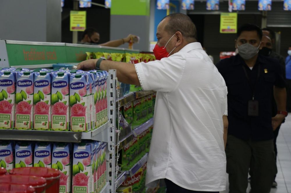Ketua DPD RI AA saat melihat beberapa produk makanan dan minuman di salah satu pusat perbelanjaan di Kota Ambon beberapa waktu lalu