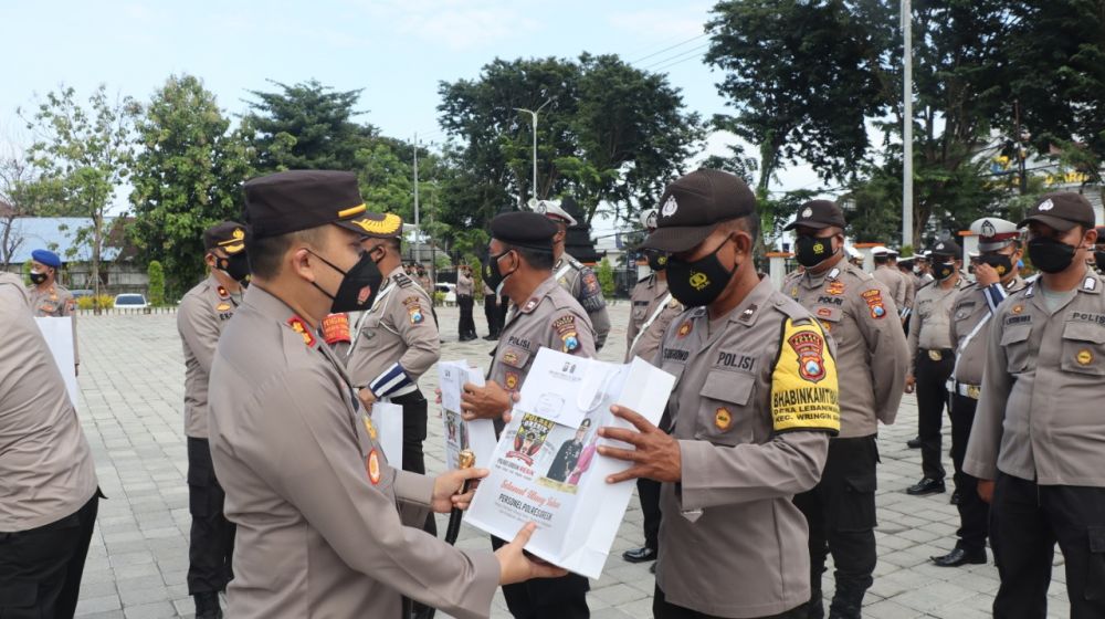 Kapolres Gresik AKBP Arief Fitrianto berikan kado pada 71 anggota yang lahir pada bulan Maret