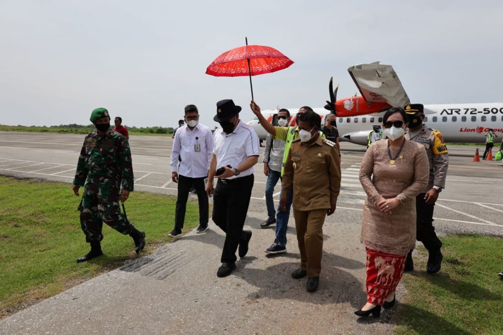 Ketua DPD RI setiba di Tambolaka Sumba Barat Daya disambut senator NTT dr. Asyera  Respati Wundalero, Bupati SBD Kornelis Kodi dan jajaran Forkopimda
