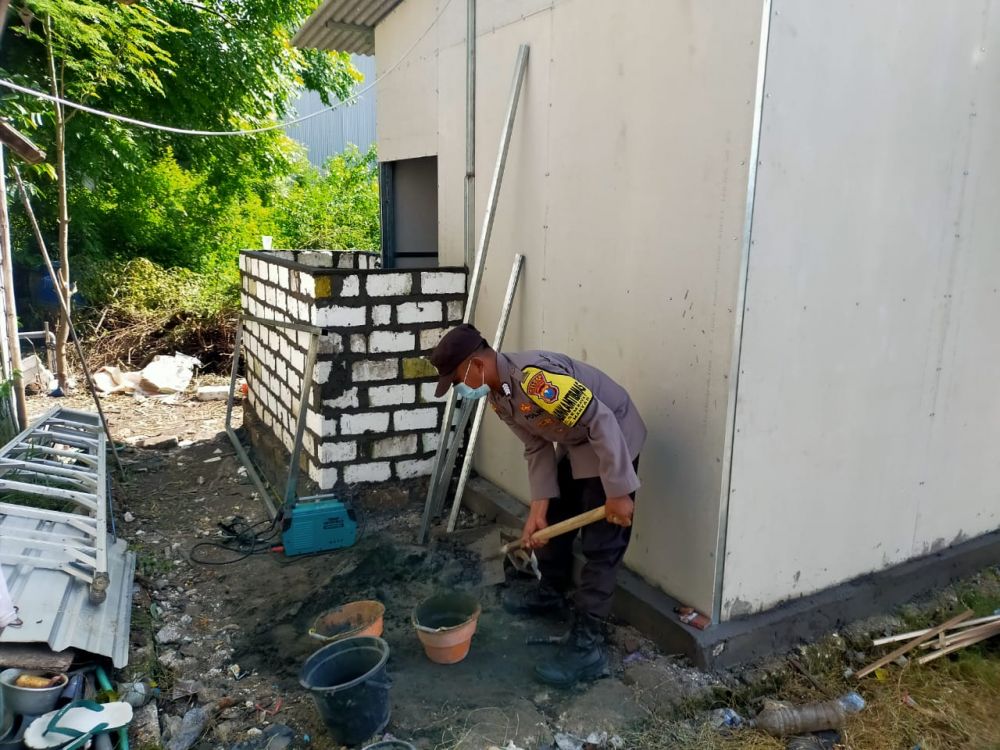 Bhabinkamtibmas Polsek Manyar bersama warga lakukan bedah rumah nenek Maruji