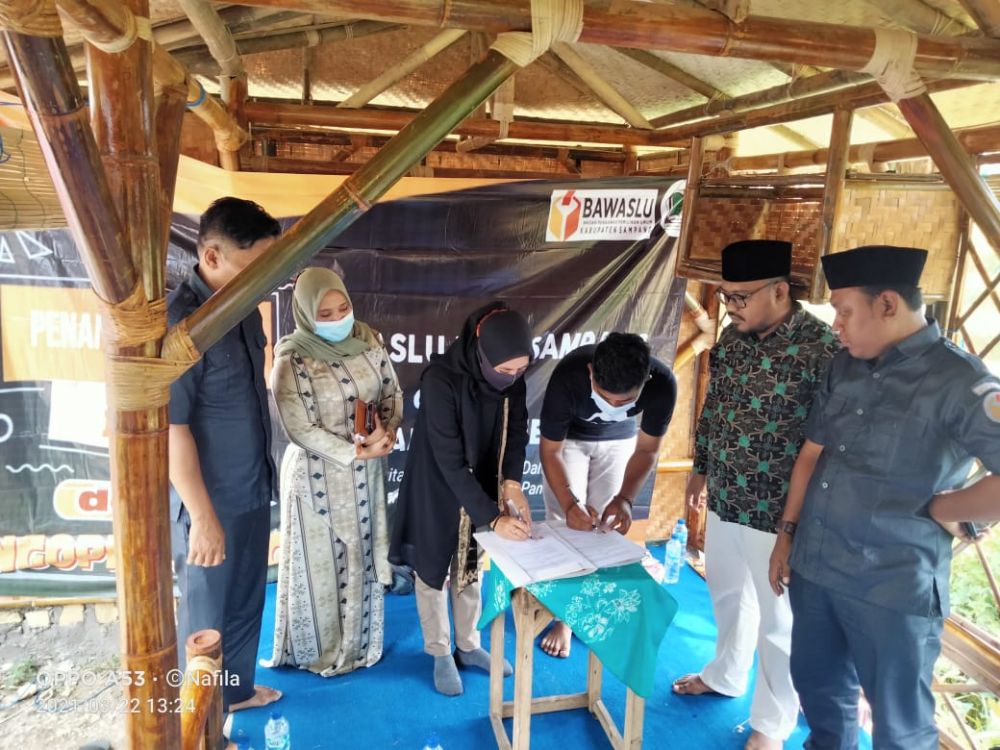 Rumah Desa Hebat adalah menandatangani MOU beserta Bawaslu Kab. Sampang