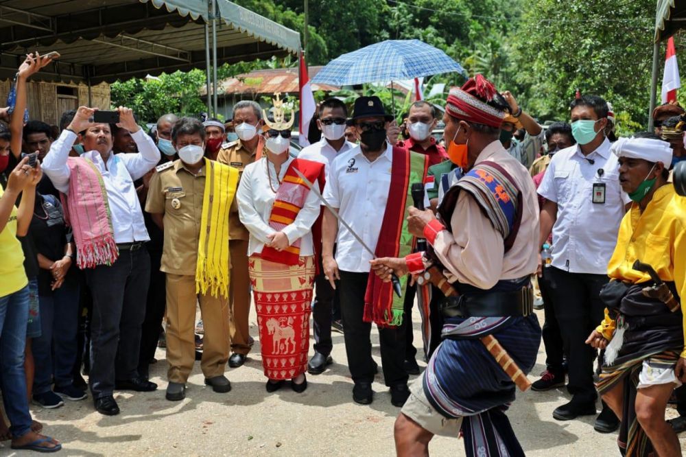 Ketua DPD RI AA LaNyalla Mahmud Mattalitti di dampingi Senator asal NTT Asyera RA Wundalero dan Senator asal Lampung Bustami Zainudin
