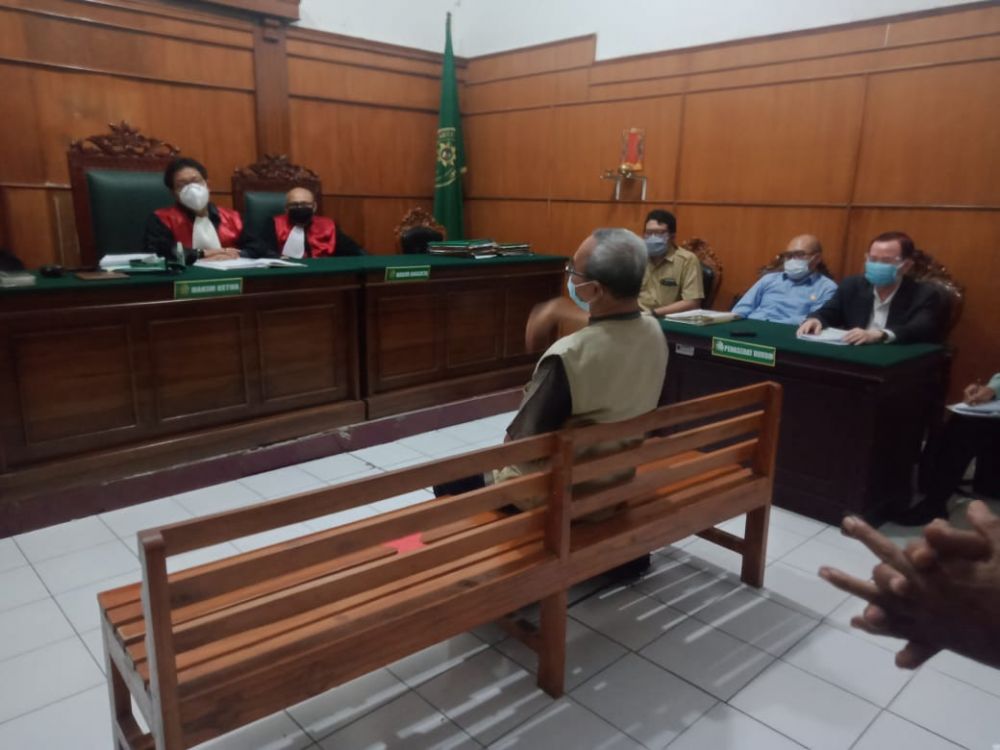 Darmantoko memberikan  Keterangan di sidang PN Surabaya
