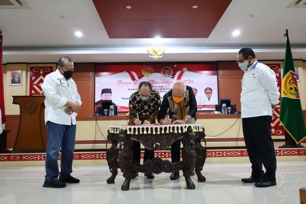 Ketua DPD RI dan Wakil Gubernur NTT menyaksikan penandatanganan MOU antara Kadin Jatim dan Kadin NTT di kantor Gubernur NTT