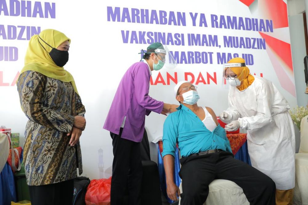 Jelang Ramadhan, Gubernur Khofifah tinjau pelaksanaan vaksinasi Covid-19 bagi Imam, muadzin dan marbot di masjid Al Akbar