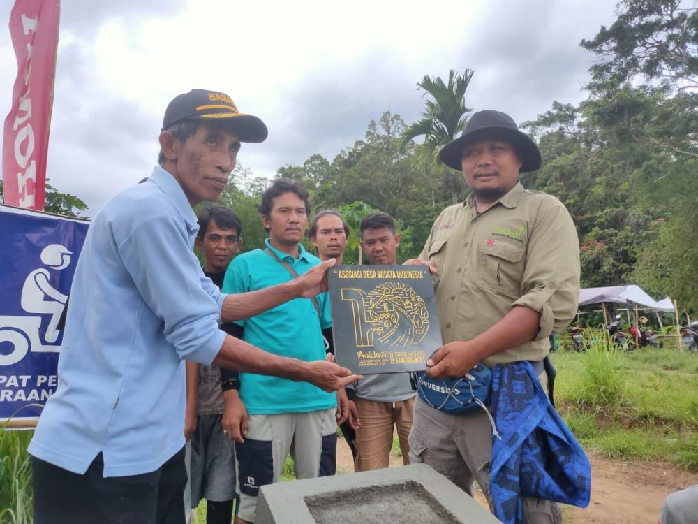 Warga sekitar meresmikan wisata rindu hati di Provinsi Bengkulu