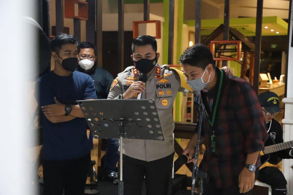 Mahasiswa HMI Sulteng Nikmati Suasana Jatim, Makan Bareng Kapolres