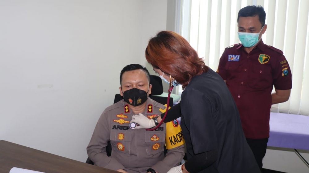 Kapolres Gresik AKBP Arief Fitrianto saat dilakukan pemeriksaan berkala