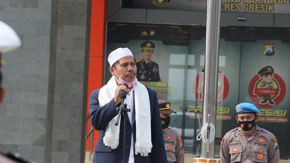 Ustadz Fathoni Mukhlis saat berikan ceramah agama di lapangan Mapolres Gresik