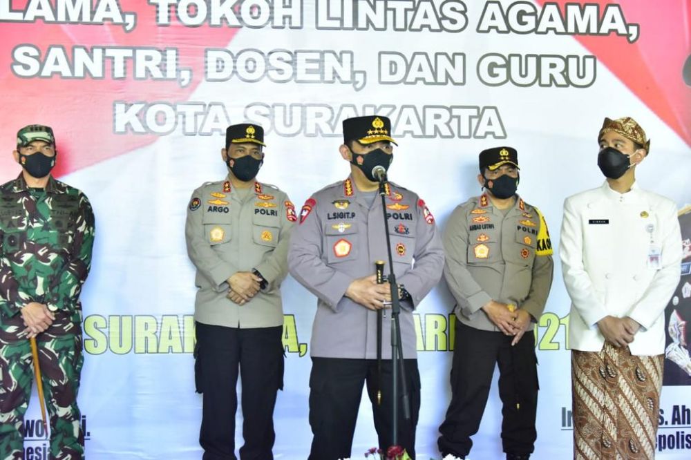 Walikota Solo bersama Kapolri Jenderal Listyo Sigit Prabowo tinjau Vaksin Covid-19 pemuka agama dan dosen di Solo