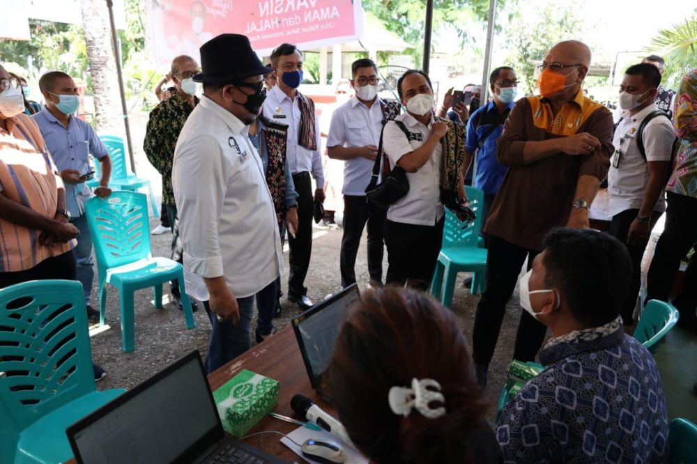 Ketua DPD RI bersama Senator NTT saat meninjau Vaksin di klinik Kampus Universitas Citra Bangsa di Kupang NTT