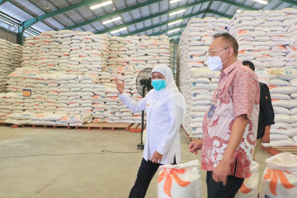 Gubernur Jatim Khofifah Indar Parawansa saat tinjau lokasi gudang beras di Sidoarjo