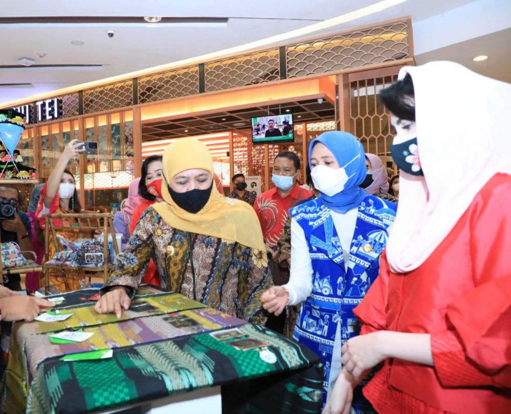 Gubernur Jatim Khofifah Indar Parawansa bersama Arumi Bachsin saat melihat hasil pengrajin batik