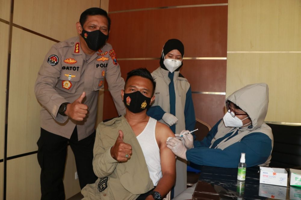 Kabid Humas Polda Jatim Kombes Pol Gatot Repli Handoko saat meninjau para jurnalis yang di suntik vaksin