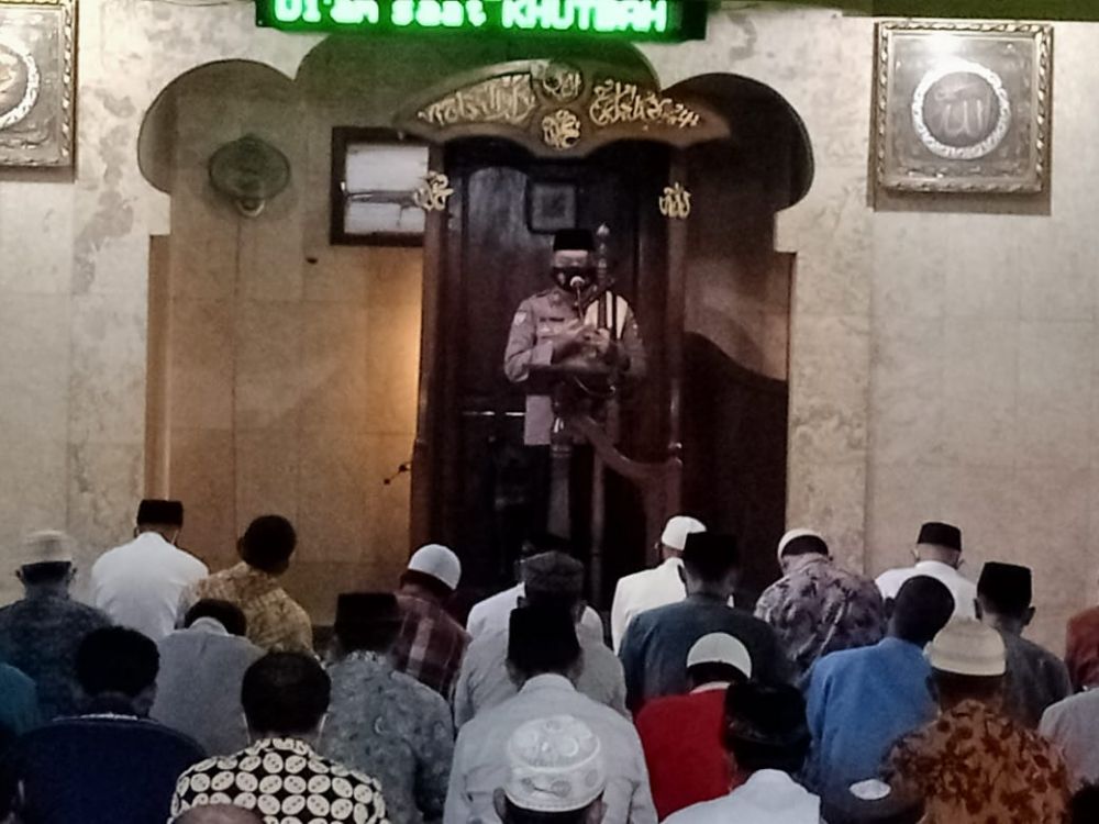 Kapolsek Driyorejo AKP Zunaedi saat jadi Khotib berikan ceramah agama pentingnya komunikasi antara warga dengan Polisi ( Kamtibmas)