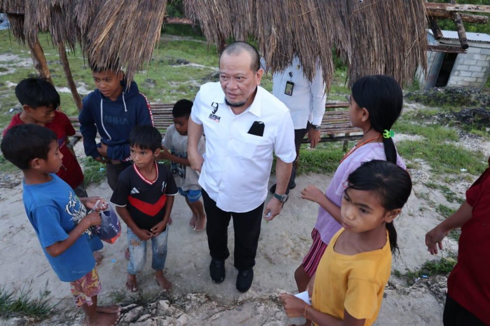 Ketua DPD RI bersama anak-anak Bukit Wairinding, Sumba Timur NTT