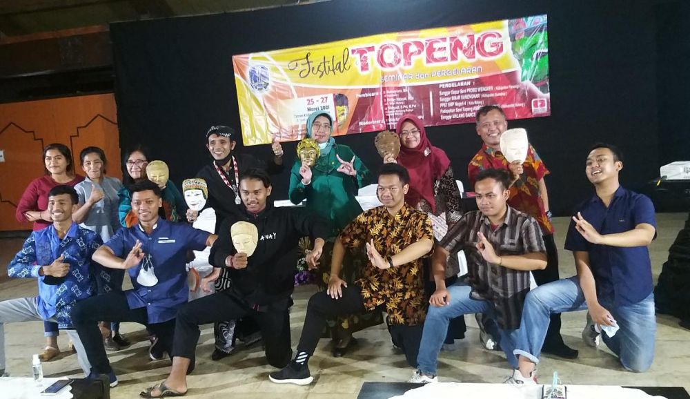Crew festival topeng sesaat setelah acara foto bersama