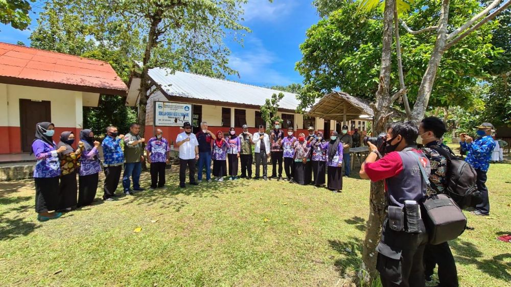 Ketua DPD RI ketika meninjau SD negeri 2 Waykaru Pesisir Barat Lampung