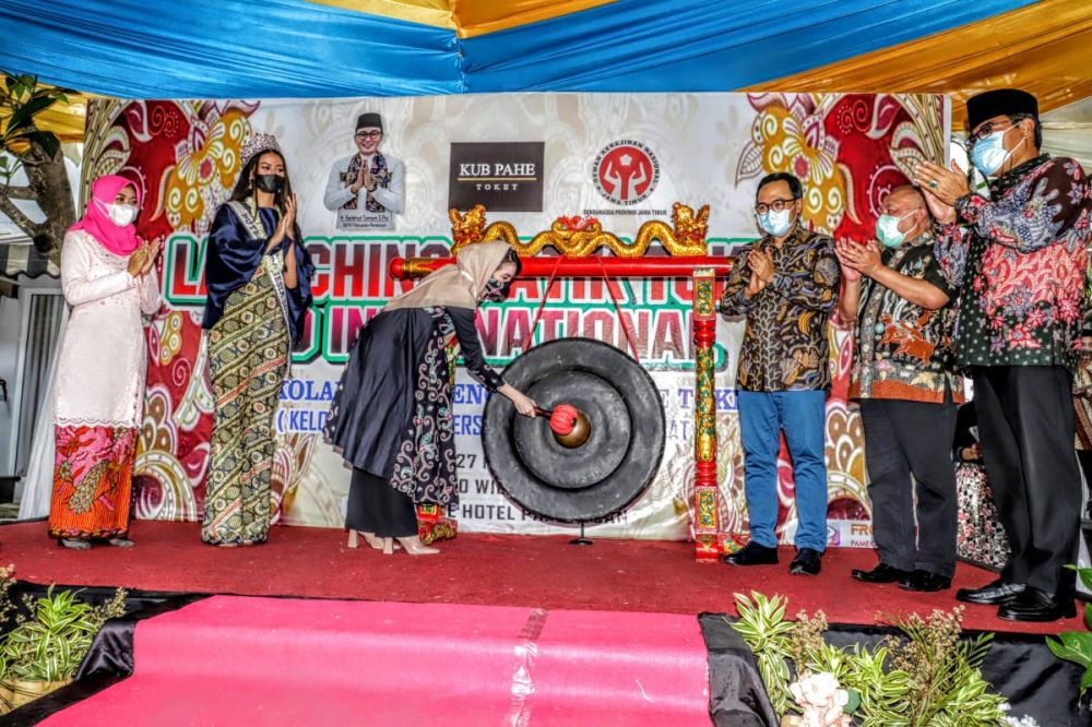 Arumi Bachsin saat pembukaan pameran Batik Pamekasan dengan memukul gong