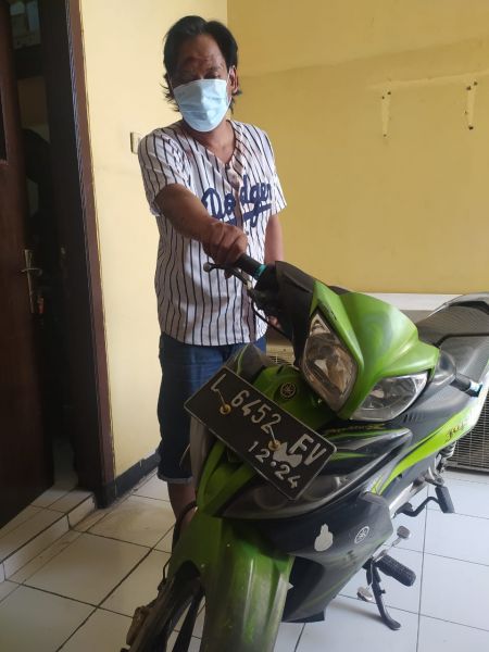 Tersangka Y A diamankan Reskrim Polsek Kenjeran bersama dengan barang bukti motor Yamaha Jupiter Z