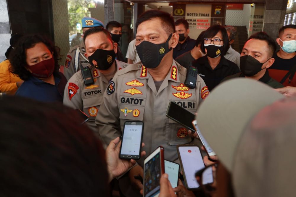 Kabid Humas Polda Jatim Kombes Pol Gatot Repli Handoko saat di wawancarai awak media