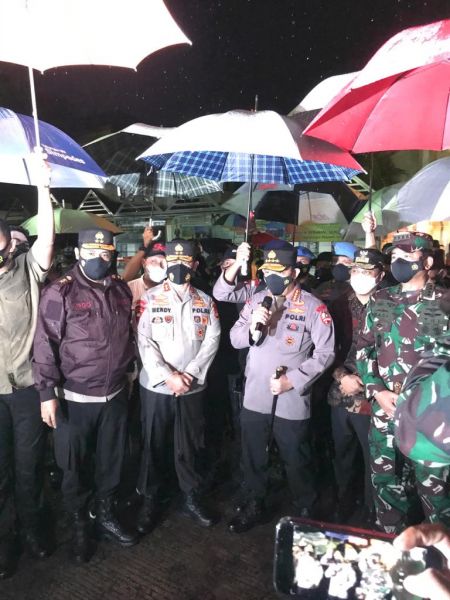 Kapolri Jenderal Listyo Sigit Prabowo bersama Panglima TNI Marsekal Hadi Tjahjanto tinjau lokasi bom bunuh diri di depan Gereja Katedral Makassar