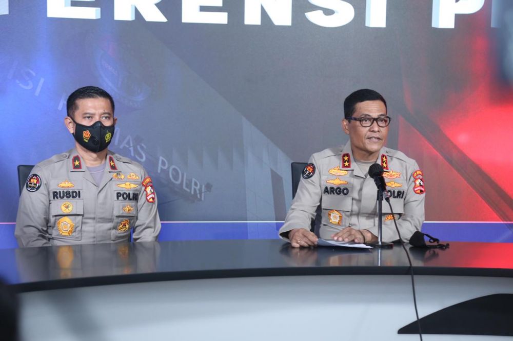 Kadiv Humas Polri Irjen Pol Argo Yuwono saat memberikan keterangan terkait bom bunuh diri di Makassar