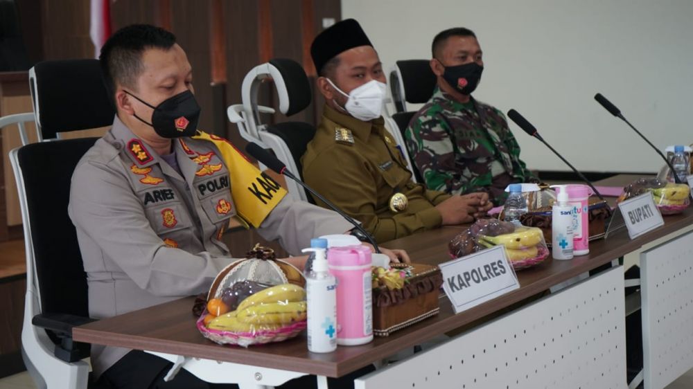 Kapolres Gresik AKBP Arief Fitrianto bersama Bupati Gresik dan Dandim 0817 Gresik