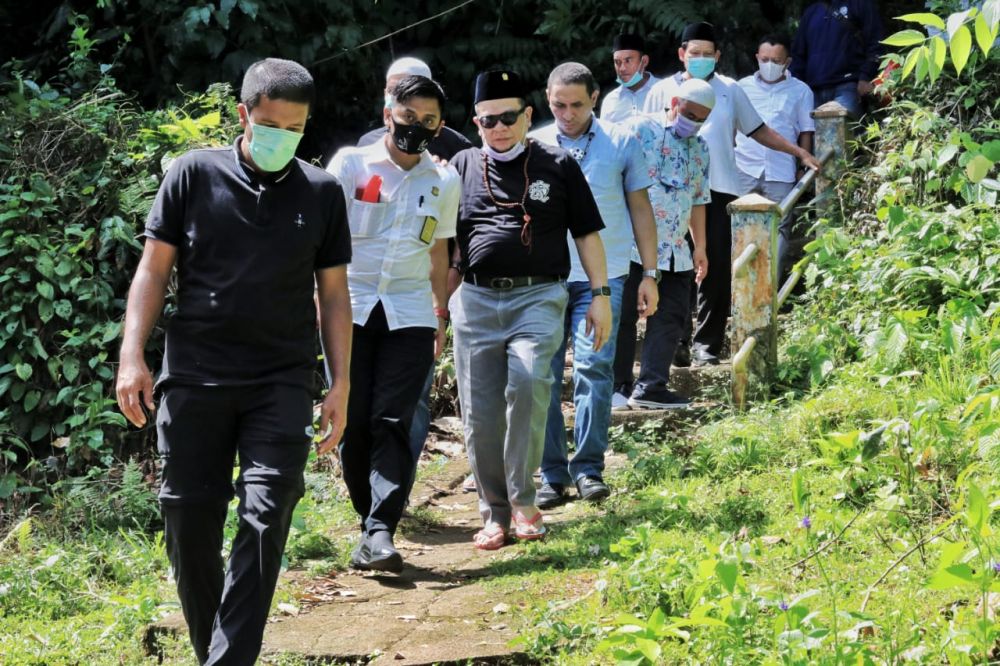 Ketua DPD RI AA LaNyalla Mahmud Mattalitti saat meninjau hutan alih fungsi
