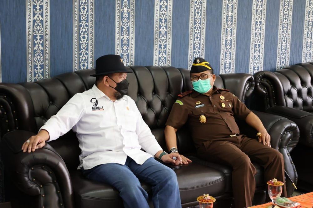 Ketua DPD RI saat bersama kepala kejaksaan tinggi Nusa Tenggara Barat Yulianto di Bandara El Tari Kupang