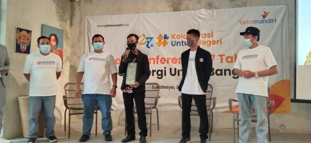 H. Mutrofin, S.E Dirut YM,
Rudi Mulyono S.Kom Sekretaris dan
Hendy Nurrohmansyah S.S Direktur Program juga inspiratif Yatim Mandiri
