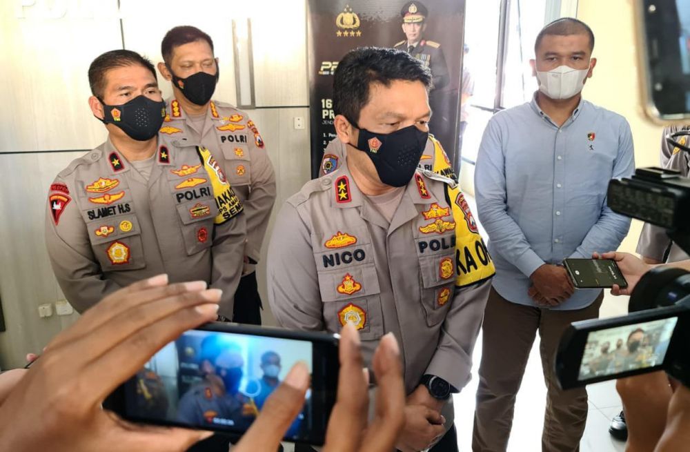 Kapolda Jatim Irjen Pol Dr Nico Afinta saat di wawancarai awak media di Mapolda Jatim
