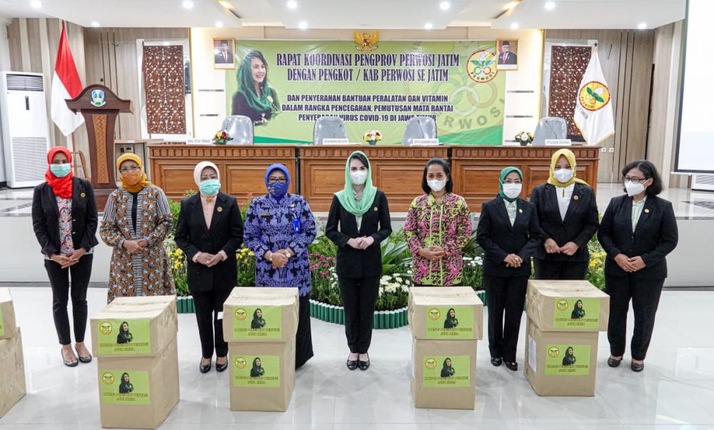 PERWOSI Jatim Serahkan Bantuan Alat dan Vitamin di 10 Kab/Kota