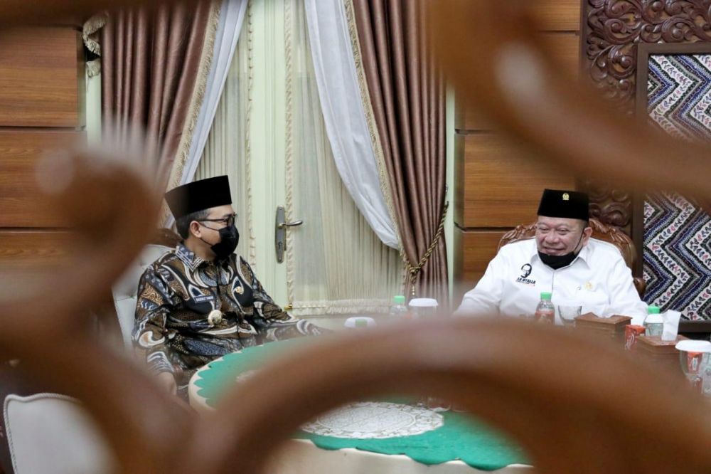 Ketua DPD RI saat bertemu Bupati Pamekasan H. Baddrutamam So. Si di pendopo Ronggosukowati rumah dinas Bupati Pamekasan Jatim