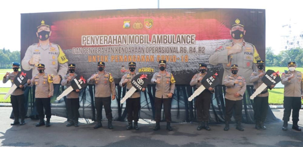 Penyerahan kendaraan operasional pada anggota dari Kapolda Jatim untuk digunakan sebagaimana mestinya