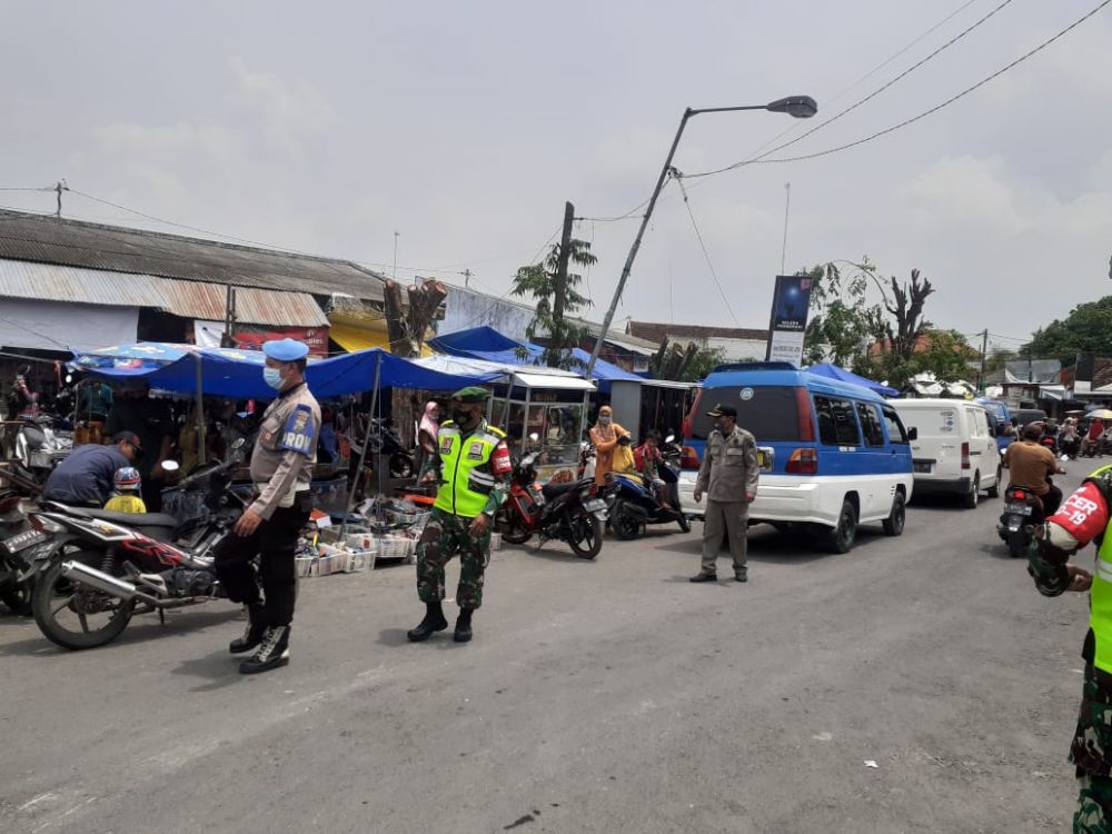 Anggota Polsek Dukun selalu gaungkan disiplin Prokes di pasar rakyat dalam memutus mata rantai Covid-19