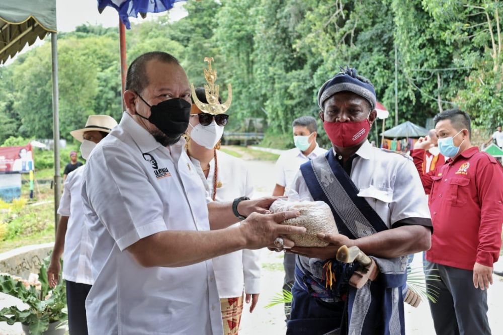 Ketua DPD RI AA LaNyalla Mahmud Mattalitti saat kunjungi petani beberapa waktu lalu