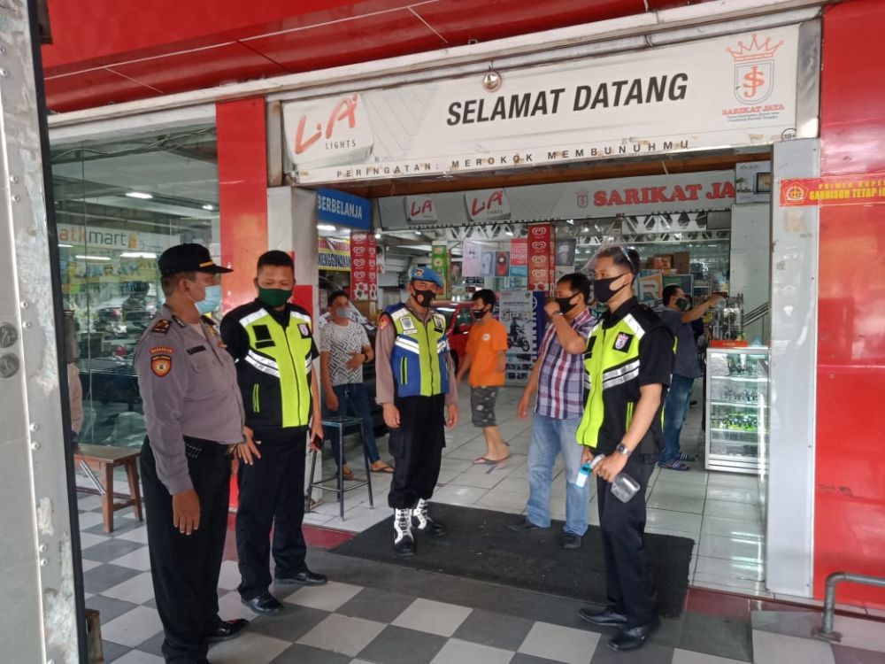 Anggota Polsek Kebomas Edukasi Perilaku Disiplin Hidup Bersih dan Sehat di swalayan Sarikat Jaya