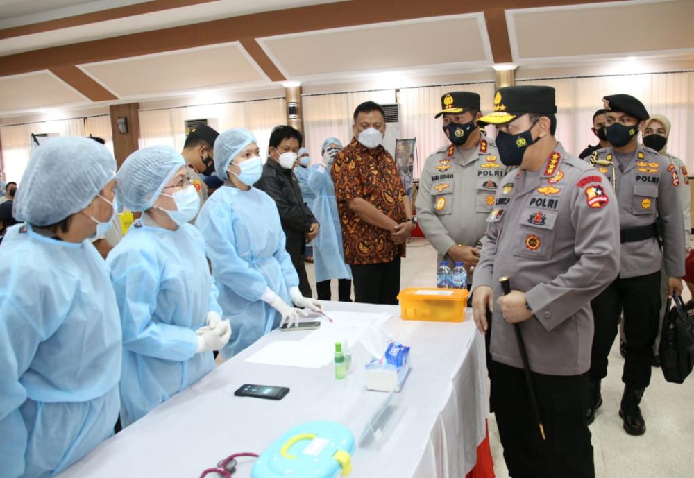 Kapolri tinjau langsung Vaksin Covid-19 anggota Polri dan masyarakat di Manado