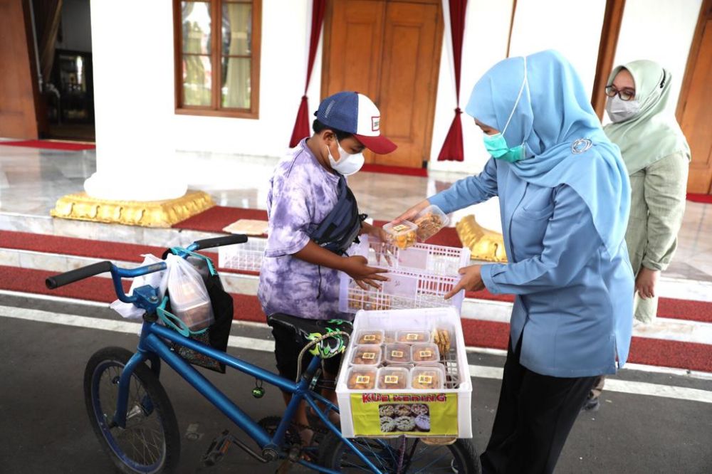 Gubernur: Penjual Donat, Tetap Fokus Belajar Sambil Membantu Orang Tua