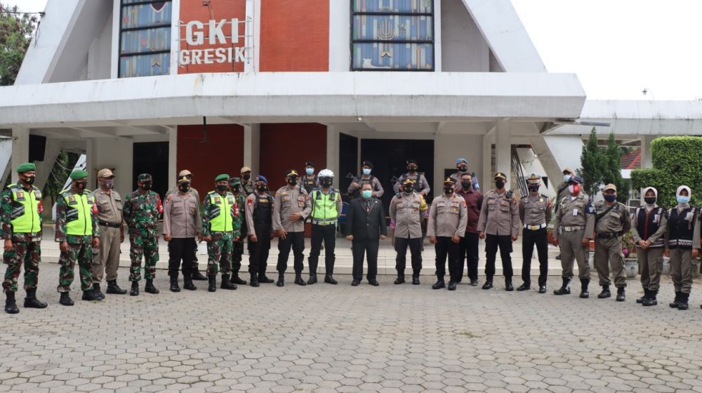 Anggota Polres Gresik dalam rangka perketat pengamanan tempat ibadah peringatan Isa Al-Masih