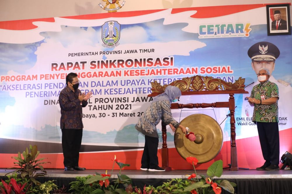 Gubernur Jatim Khofifah Indar Parawansa saat membuka acara rapat sinkronisasi program penyelenggaraan kesejahteraan sosial