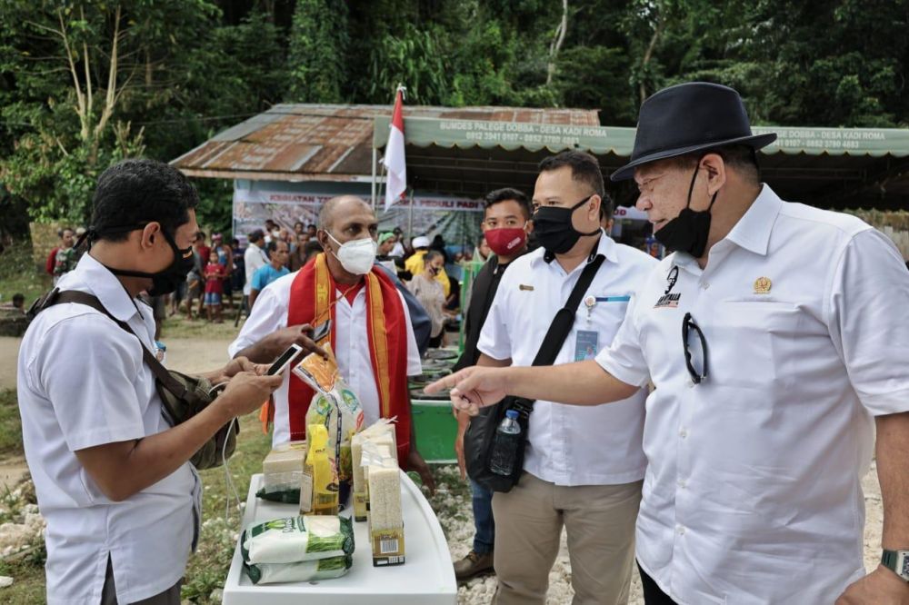 Ketua DPD RI AA LaNyalla Mahmud Mattalitti saat meninjau stan produk Bulog di lokasi Panen Raya padi di Kabupaten Sumba Barat Daya NTT