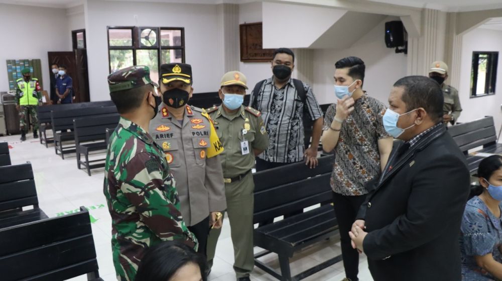 Kapolres Gresik AKBP Arief Fitrianto bersama Forkopimda tinjau langsung pelaksanaan pengamanan Jum'at Agung di tiap Gereja