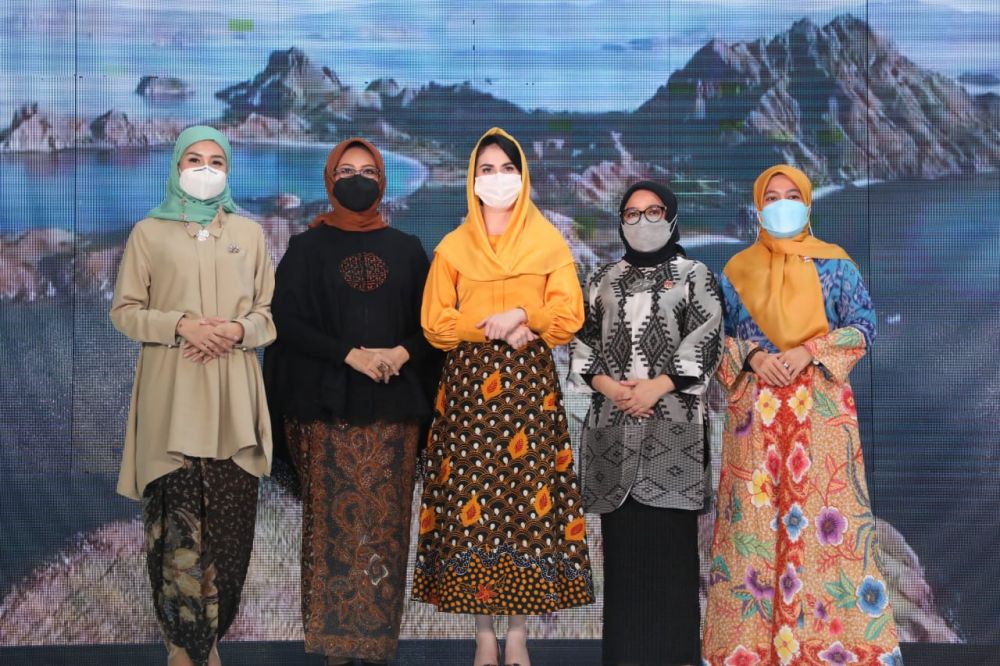 Ketua Dekranasda Jatim Arumi Bachsin Emil Dardak Membuka Women's Week 2021 bertema Eksplor Indonesia yang diselenggarakan di Grand City Mall Surabaya